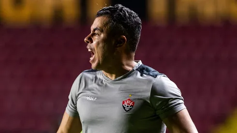 Jair Ventura tecnico do Vitoria durante partida contra o Sport no estadio Ilha do Retiro pelo campeonato Brasileiro A 2025. Foto: Rafael Vieira/AGIF