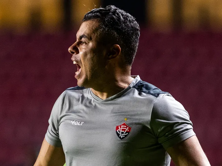 Jair Ventura exalta triunfo do Vitória contra Atlético-MG