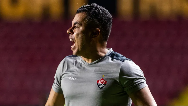 Jair Ventura tecnico do Vitoria durante partida contra o Sport no estadio Ilha do Retiro pelo campeonato Brasileiro A 2025. Foto: Rafael Vieira/AGIF