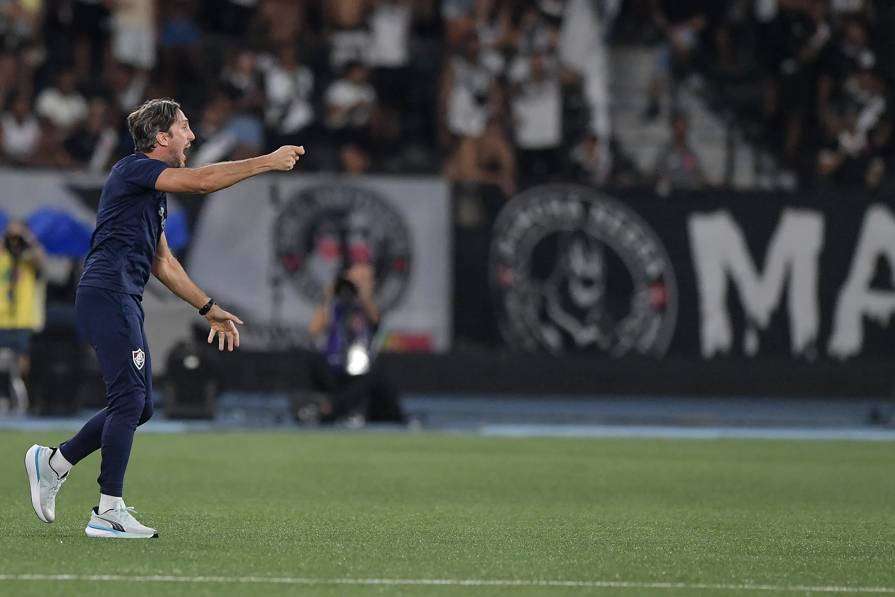 Luis Zubeldia tecnico do Fluminense recebe cartao vermelho do arbitro durante partida contra o Vasco no estadio Engenhao pelo campeonato Carioca 2026. Foto: Thiago Ribeiro/AGIF