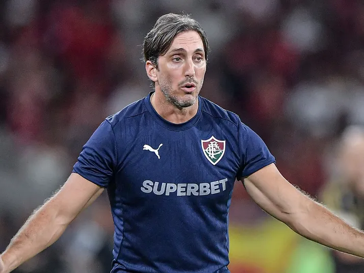 Zubeldía, do Fluminense, critica gramados sintéticos no Brasil