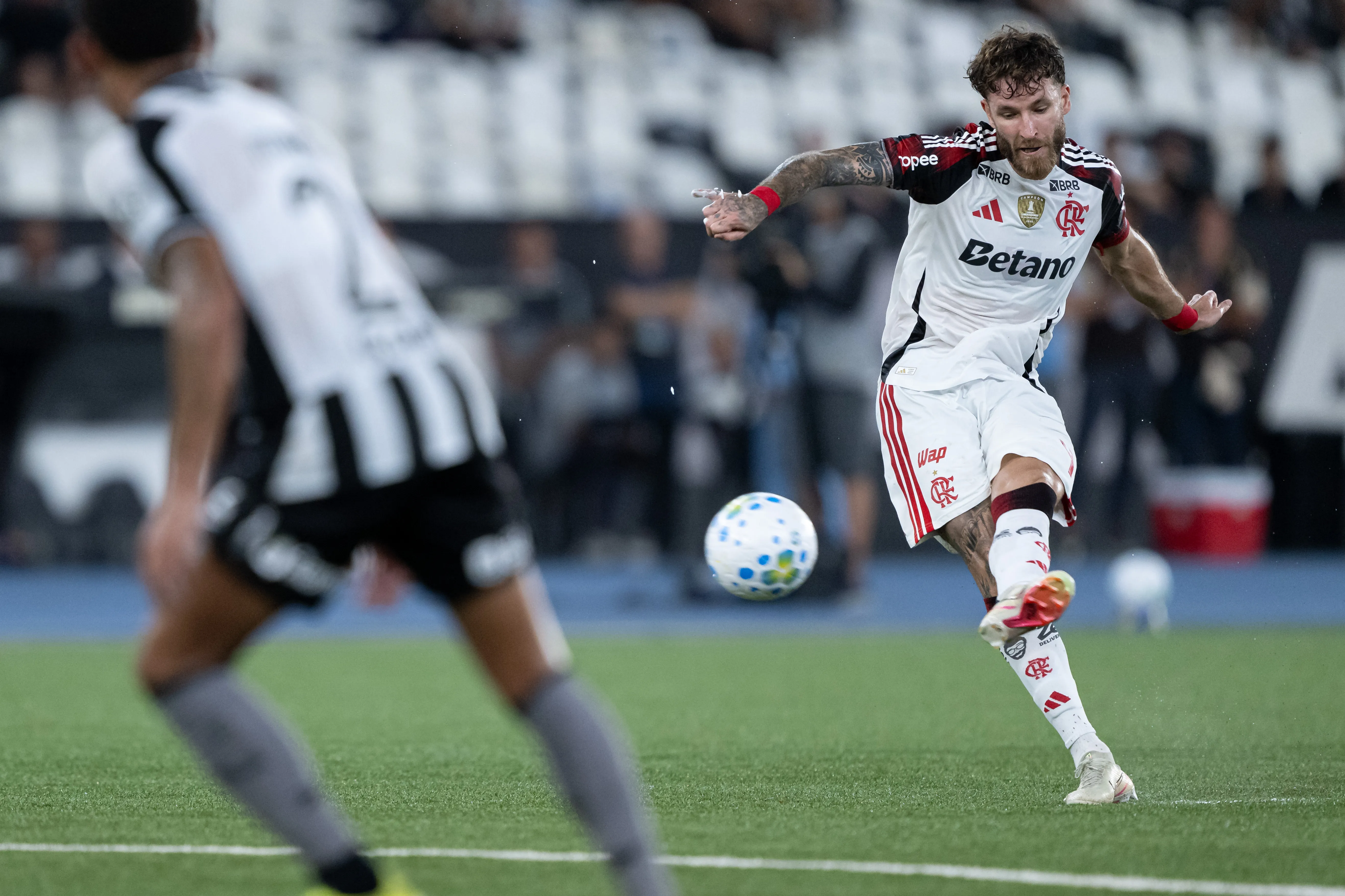 Leo Pereira jogador do Flamengo chuta para marcar seu gol durante partida contra o Botafogo no estadio Engenhao pelo campeonato Brasileiro A 2026. Foto: Jorge Rodrigues/AGIF