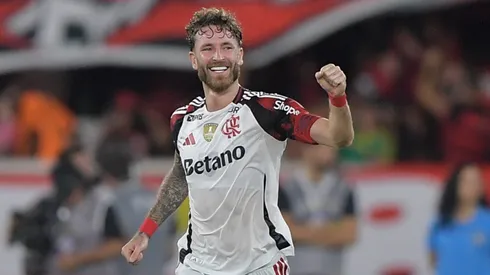 Léo Pereira vibra com gol de falta pelo Flamengo