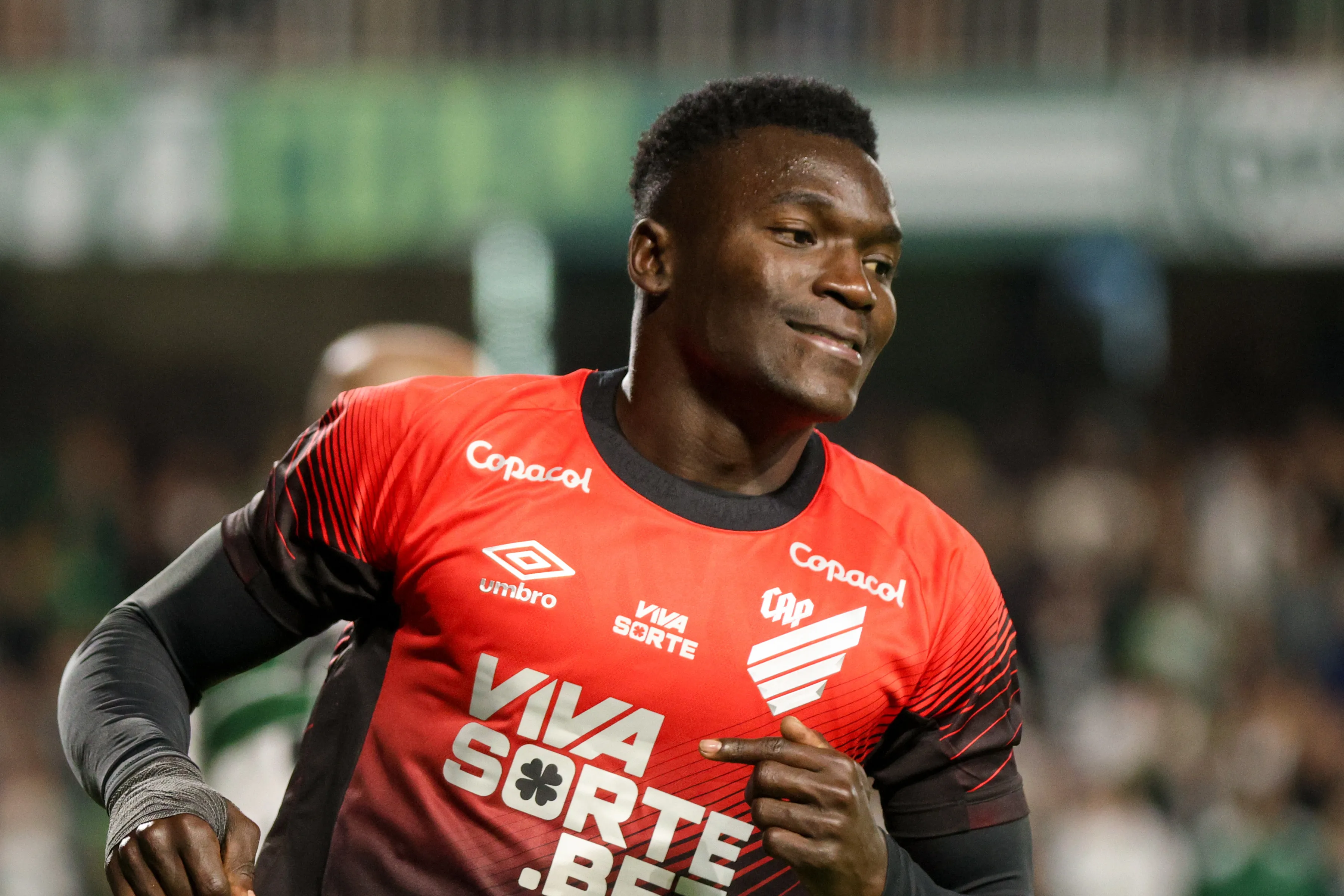 PR – CURITIBA – 19/10/2025 – BRASILEIRO B 2025, CORITIBA X ATHLETICO-PR – Kevin Viveros jogador do Athletico-PR durante partida contra o Coritiba no estadio Couto Pereira pelo campeonato Brasileiro B 2025. Foto: Robson Mafra/AGIF