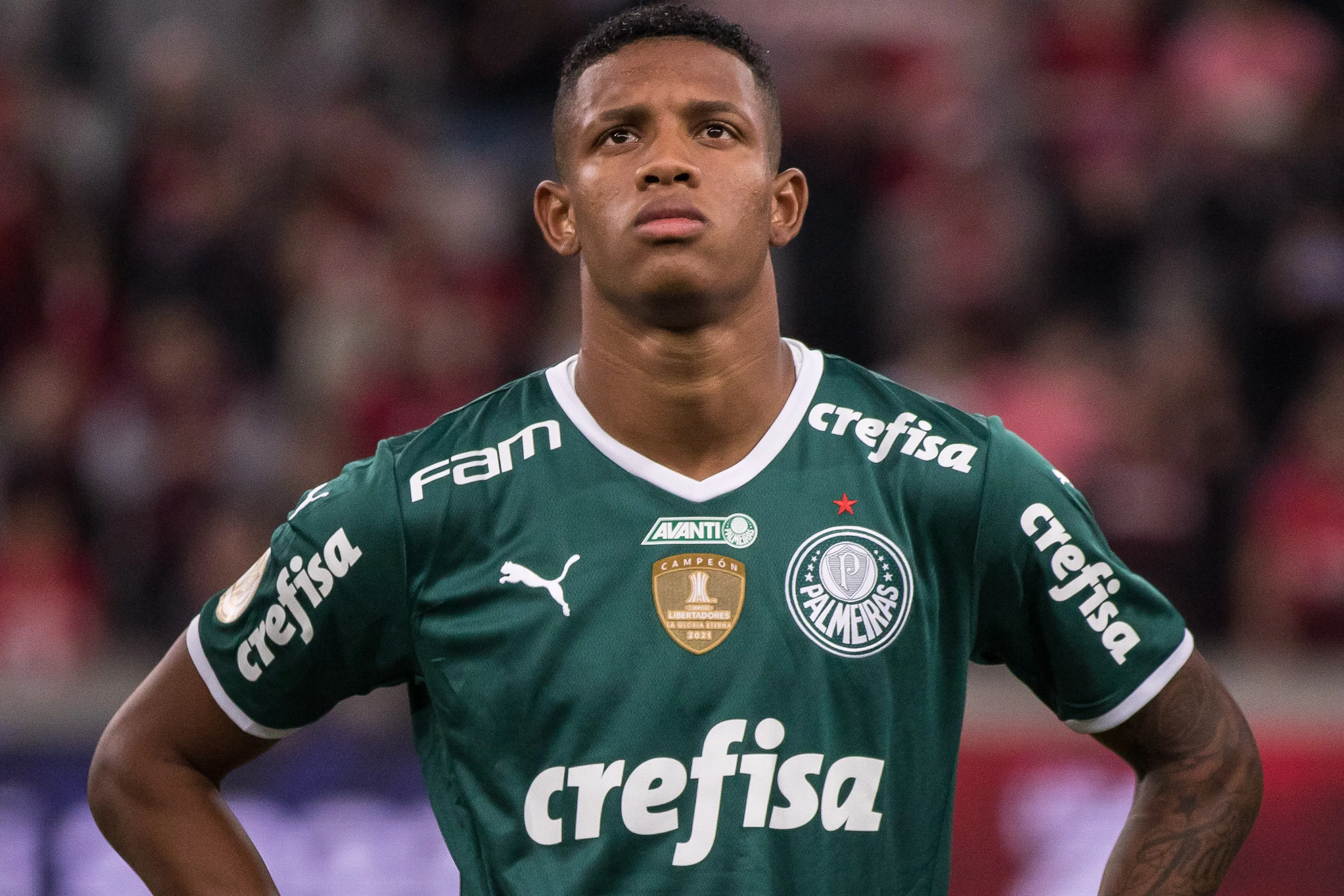 PR – Curitiba – 25/10/2022 – BRASILEIRO A 2022, ATHLETICO PR X PALMEIRAS – Danilo jogador do Palmeiras durante execucao do hino nacional antes da partida contra o Athletico-PR no estadio Arena da Baixada pelo campeonato Brasileiro A 2022. Foto: Robson Mafra/AGIF