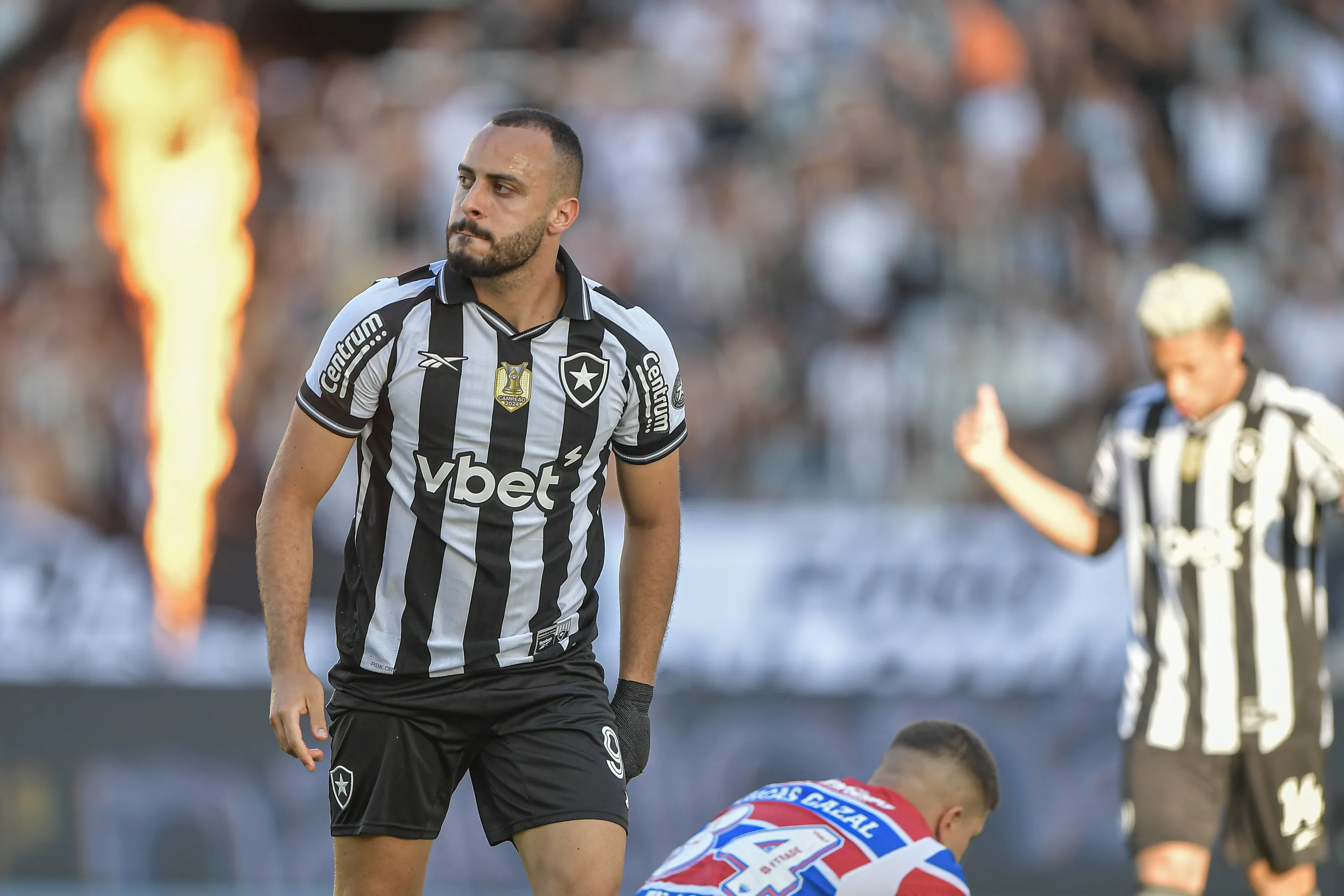 RJ – RIO DE JANEIRO – 07/12/2025 – BRASILEIRO A 2025, BOTAFOGO X FORTALEZA – Arthur Cabral jogador do Botafogo comemora seu gol durante partida contra o Fortaleza no estadio Engenhao pelo campeonato Brasileiro A 2025. Foto: Thiago Ribeiro/AGIF