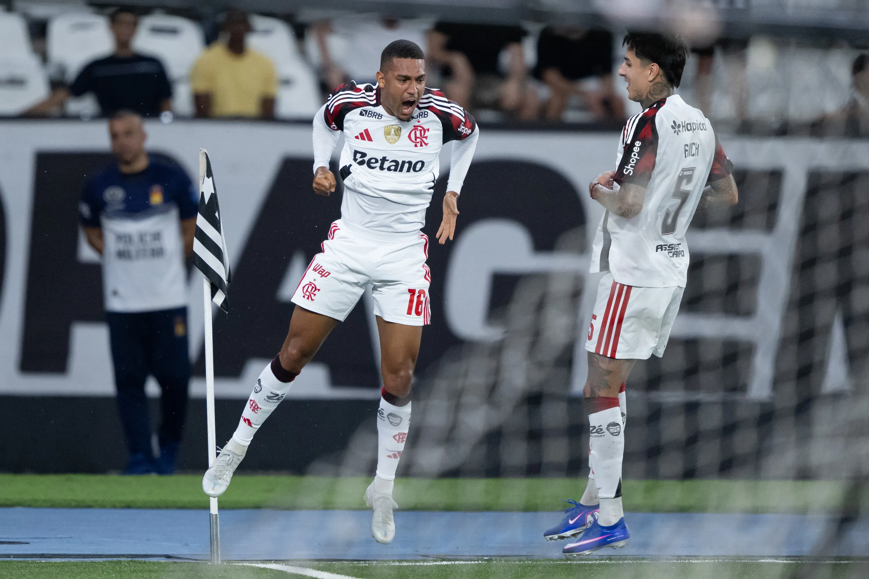 RJ – RIO DE JANEIRO – 14/03/2026 – BRASILEIRO A 2026, BOTAFOGO X FLAMENGO – Samuel Lino jogador do Flamengo comemora seu gol durante partida contra o Botafogo no estadio Engenhao pelo campeonato Brasileiro A 2026. Foto: Jorge Rodrigues/AGIF