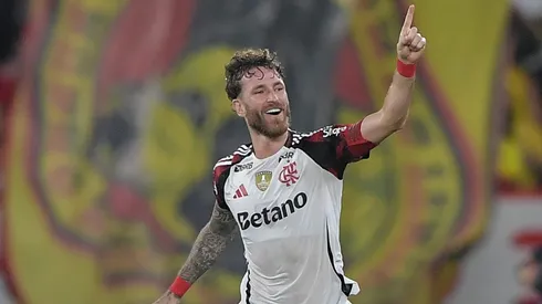 Leo Pereira jogador do Flamengo comemora seu gol durante partida contra o Botafogo no estadio Engenhao pelo campeonato Brasileiro A 2026. Foto: Thiago Ribeiro/AGIF