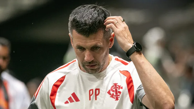 Pezzolano tecnico do Internacional durante partida contra o Atletico no estadio Arena MRV pelo campeonato Brasileiro A 2026. Foto: Fernando Moreno/AGIF