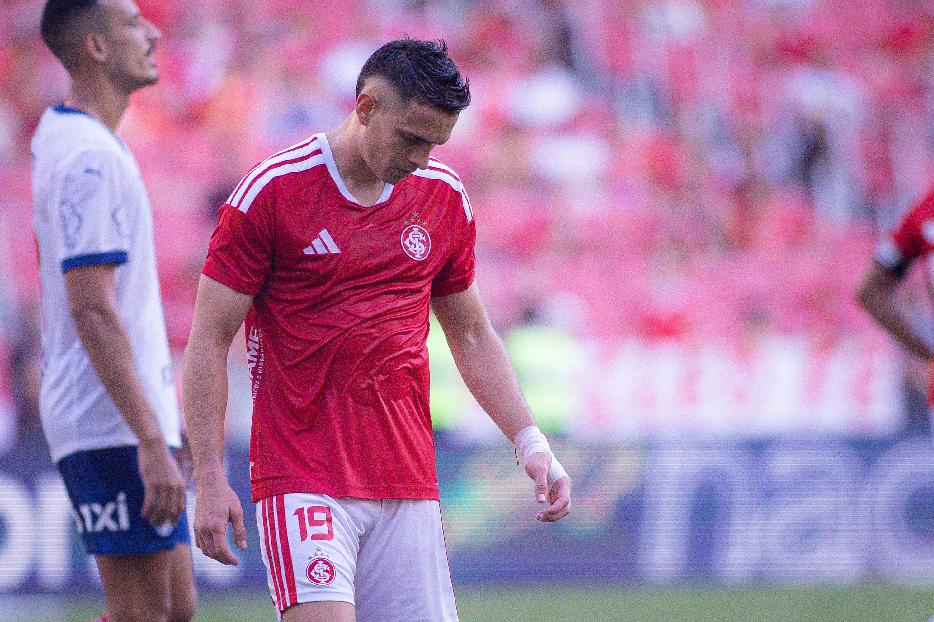 Rafael Borre jogador do Internacional lamenta durante partida contra o Bahia no estadio Beira-Rio pelo campeonato Brasileiro A 2026. Foto: Maxi Franzoi/AGIF