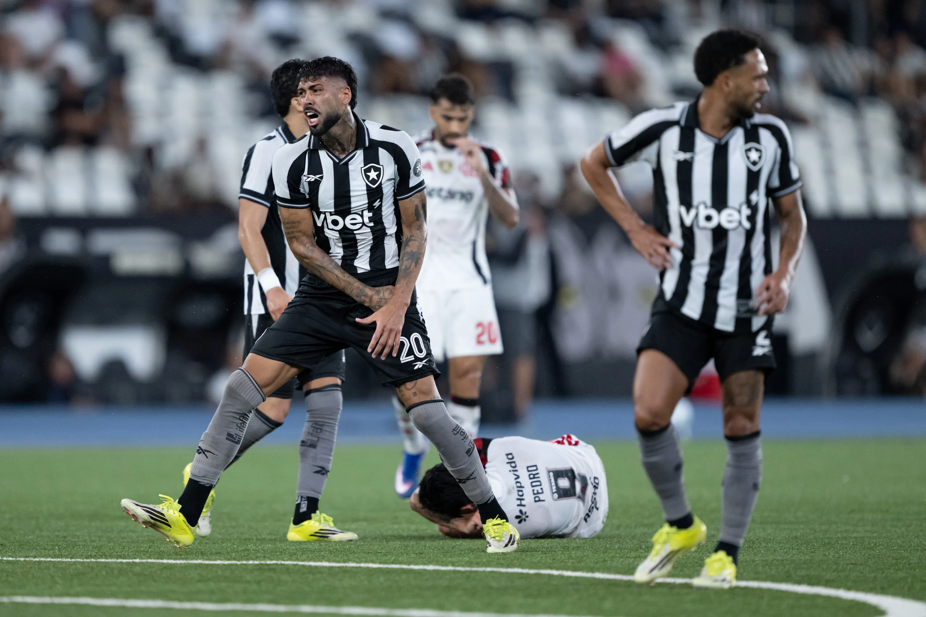 Barboza jogador do Botafogo reclama com a arbitragem durante partida contra o Flamengo no estadio Engenhao pelo campeonato Brasileiro A 2026. Foto: Jorge Rodrigues/AGIF