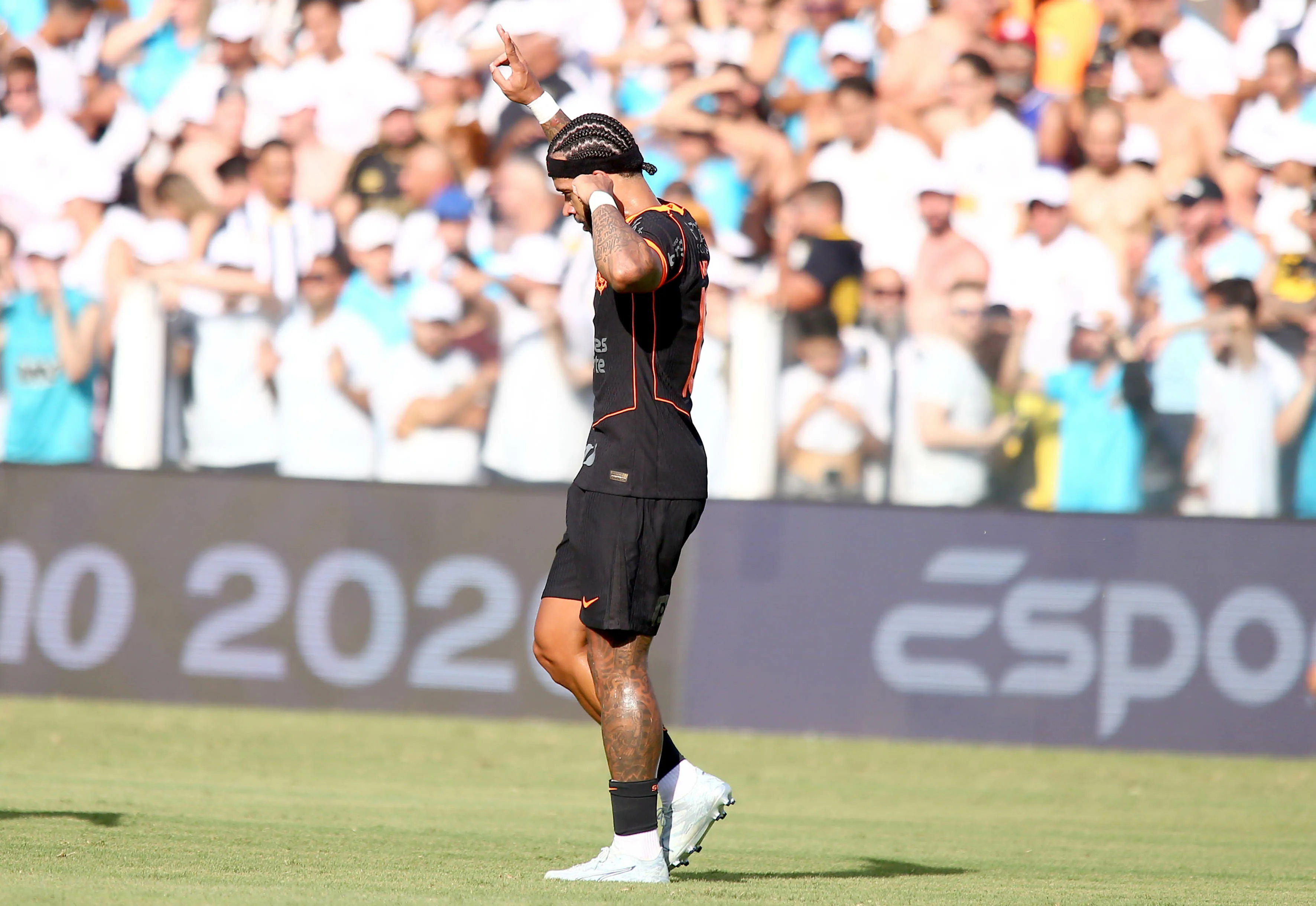 Memphis Depay jogador do Corinthians comemora seu gol durante partida contra o Santos no estadio Vila Belmiro pelo campeonato Brasileiro A 2026. Foto: Mauricio De Souza/AGIF