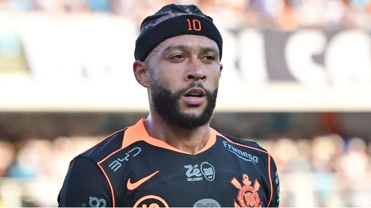 Memphis Depay jogador do Corinthians durante partida contra o Santos no estadio Vila Belmiro pelo campeonato Brasileiro A 2026. Foto: Jota Erre/AGIF