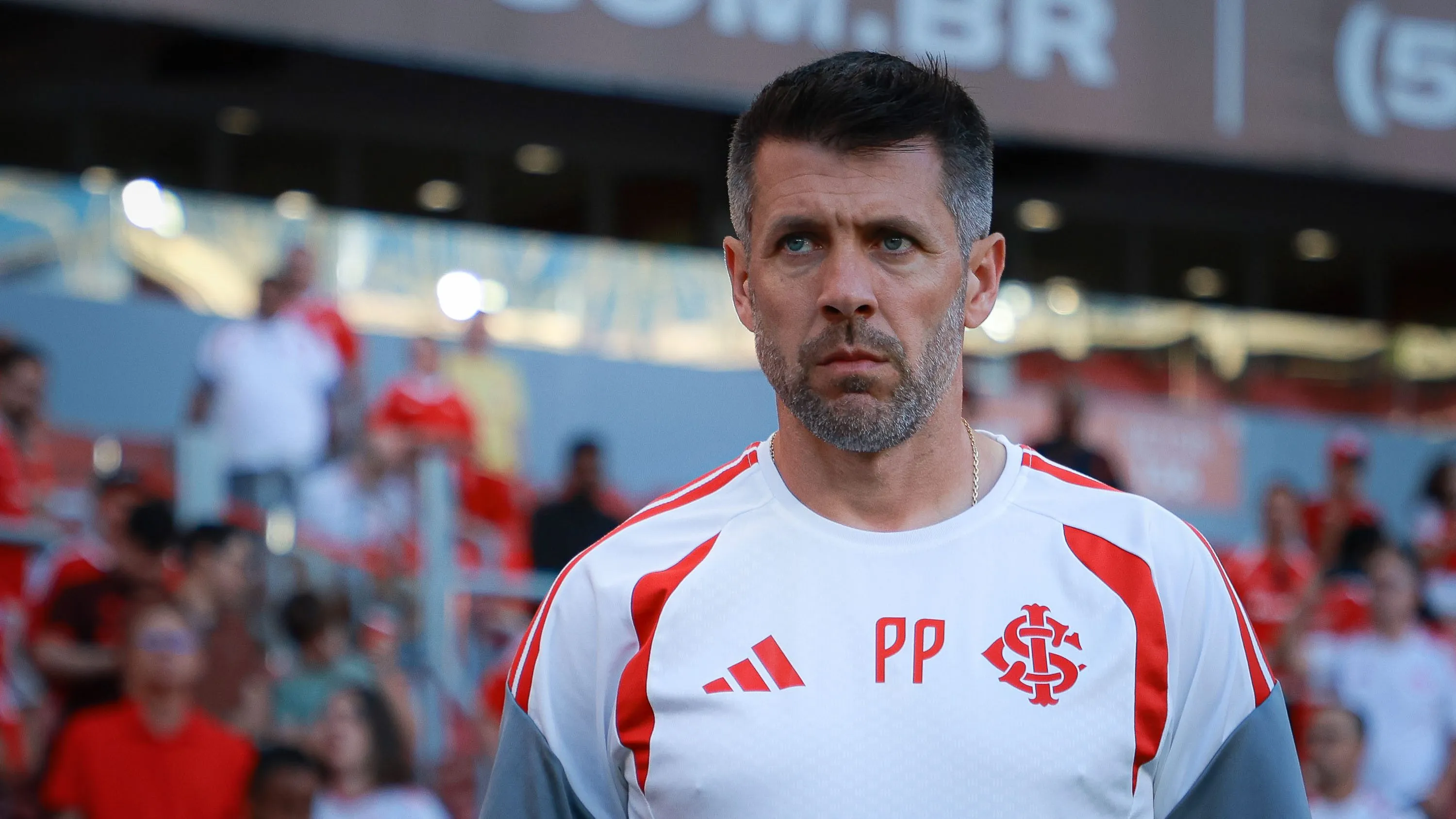 Pezzolano em duelo do Internacional. Foto: Maxi Franzoi/AGIF