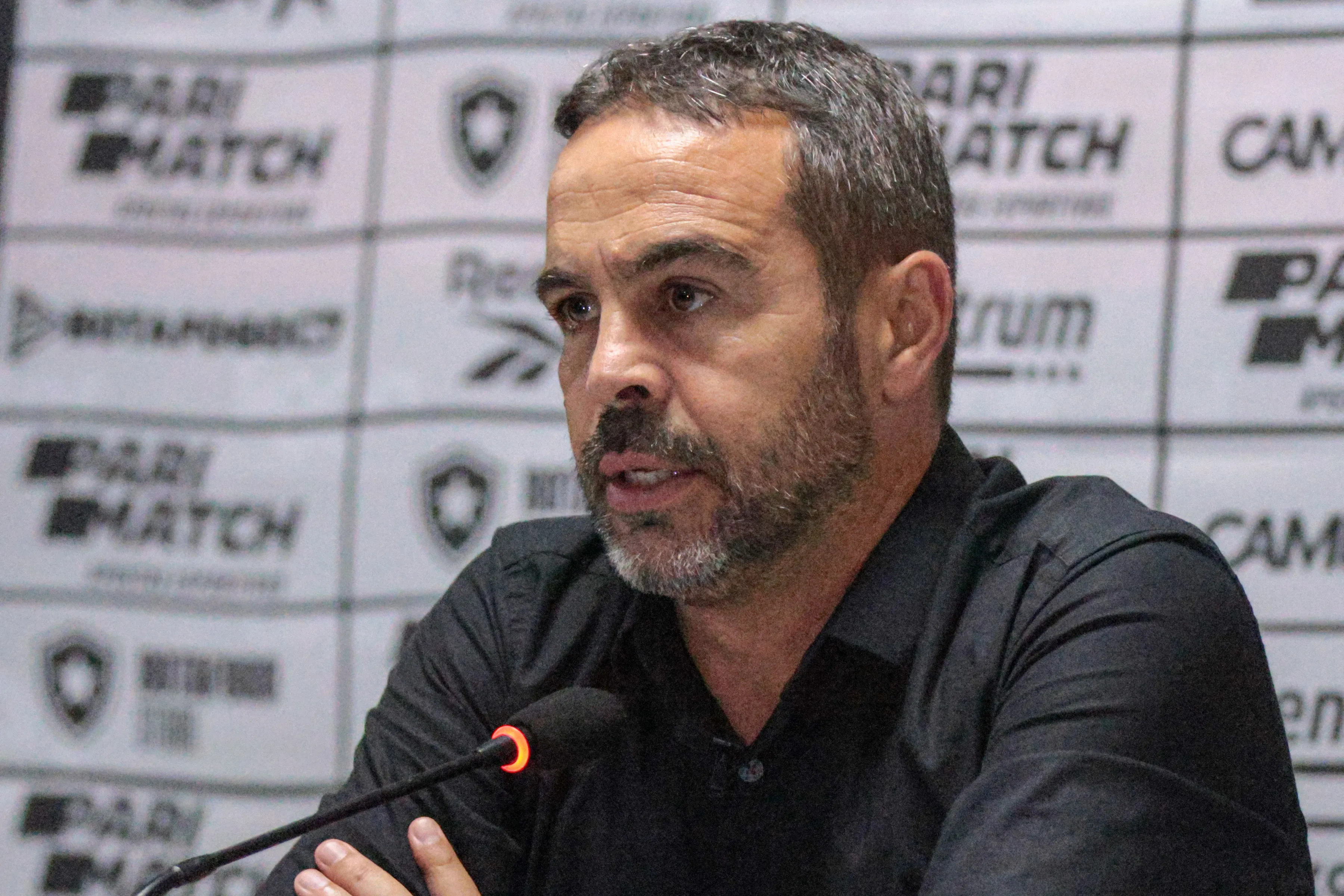 PR – CURITIBA – 05/10/2024 – BRASILEIRO A 2024, ATHLETICO-PR X BOTAFOGO – Artur Jorge tecnico do Botafogo durante entrevista coletiva apos a partida contra o Athletico-PR no estadio Arena da Baixada pelo campeonato Brasileiro A 2024. Foto: Robson Mafra/AGIF