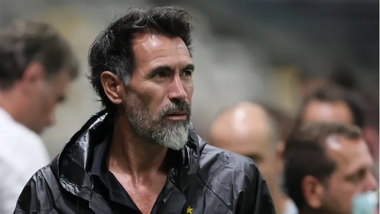 Eduardo Domínguez precisará mudar a defesa do Galo.