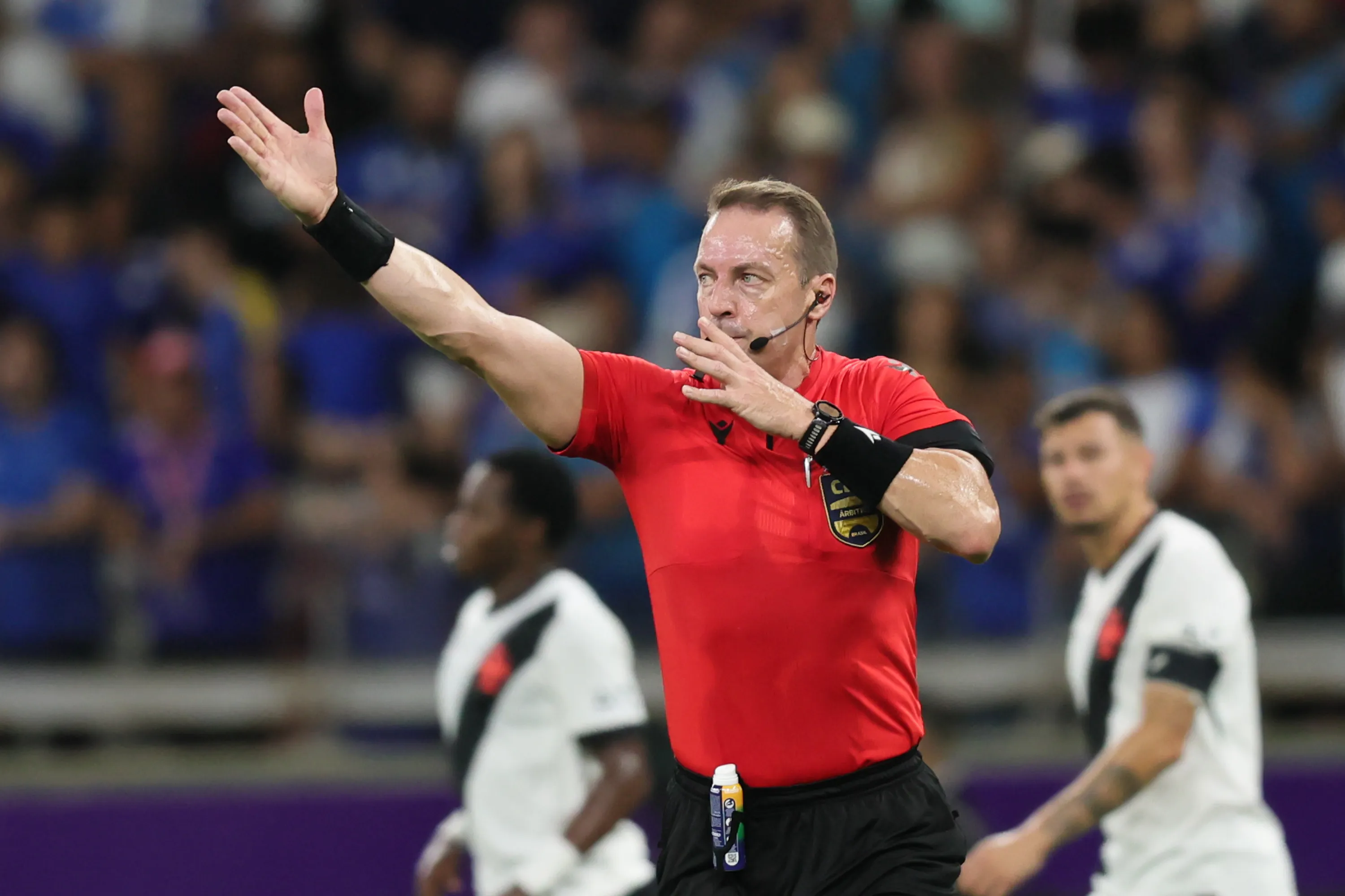 MG – BELO HORIZONTE – 15/03/2026 – BRASILEIRO A 2026, CRUZEIRO X VASCO – O arbitro Lucas Paulo Torezin durante partida entre Cruzeiro e Vasco no estadio Mineirao pelo campeonato Brasileiro A 2026. Foto: Gilson Lobo/AGIF