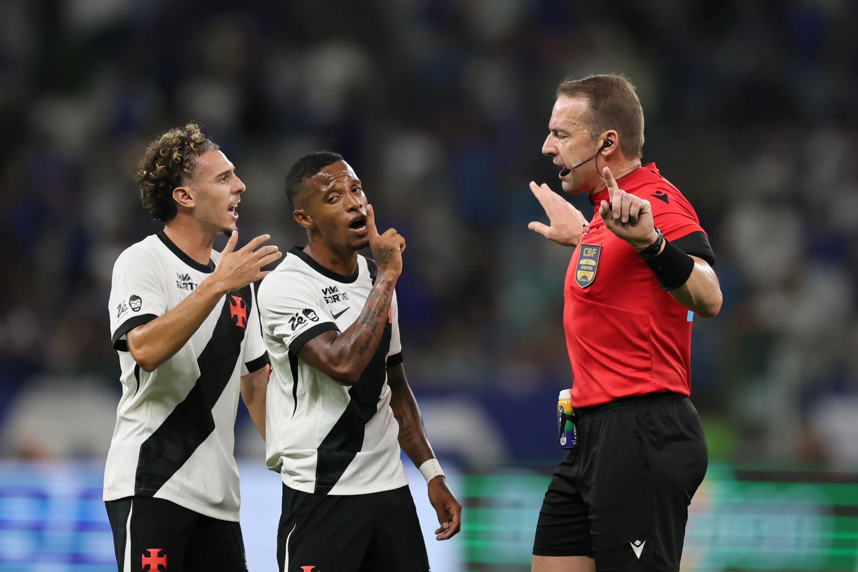 O arbitro Lucas Paulo Torezin durante partida entre Cruzeiro e Vasco no estadio Mineirao pelo campeonato Brasileiro A 2026. Foto: Gilson Lobo/AGIF