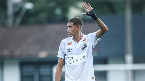 Vinícius Lira preocupa nos bastidores – Foto: Reinaldo Campos/ Santos F.C.