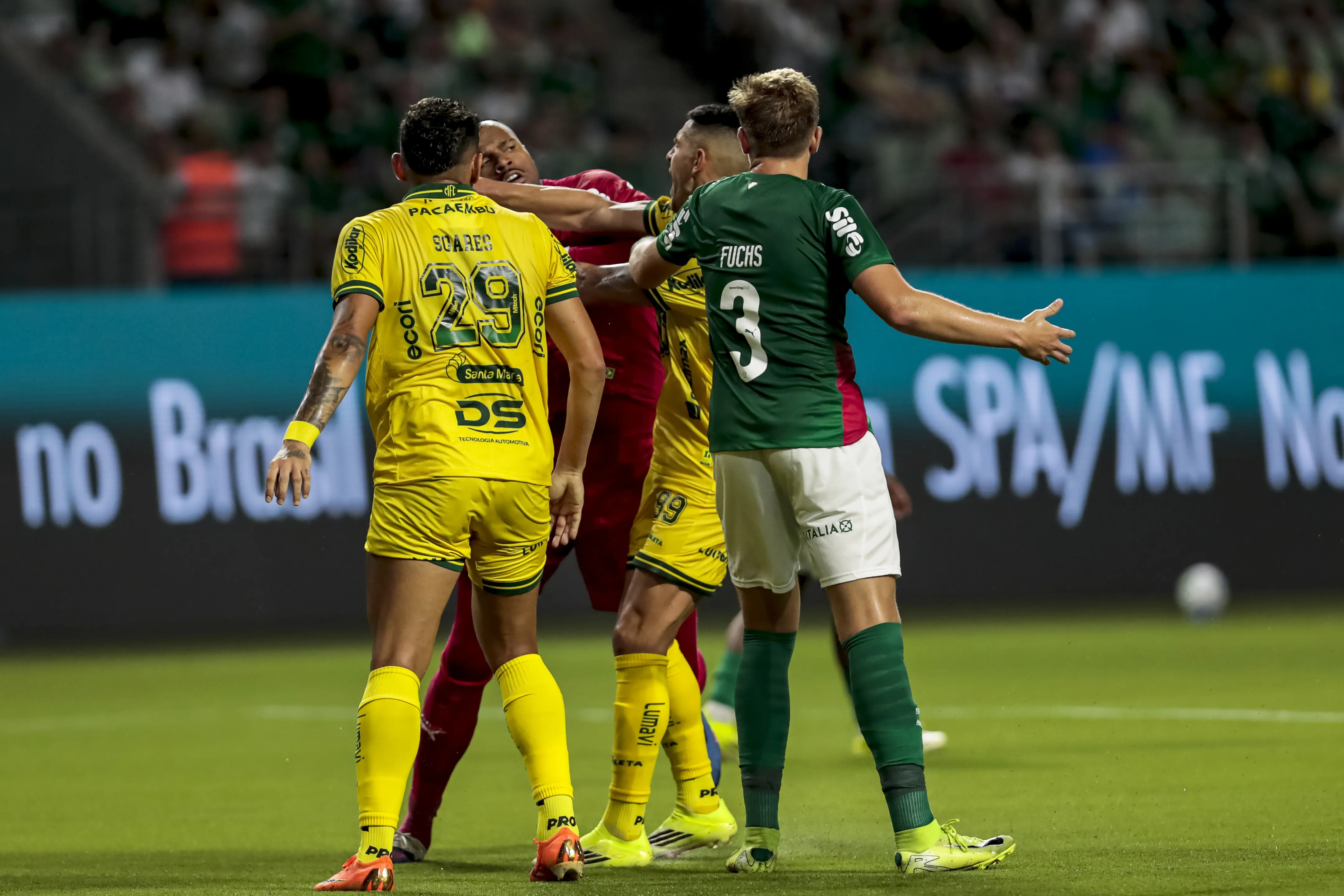 Carlos Miguel se envolveu em confusão com Igor Formiga. Foto: Marco Miatelo/AGIF