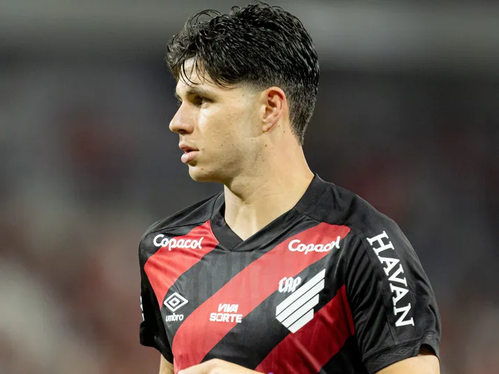 Zapelli se desculpa por expulsão em Fluminense x Athletico-PR