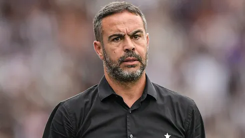 Artur Jorge durante confronto entre Botafogo e São Paulo no Brasileirão de 2024.