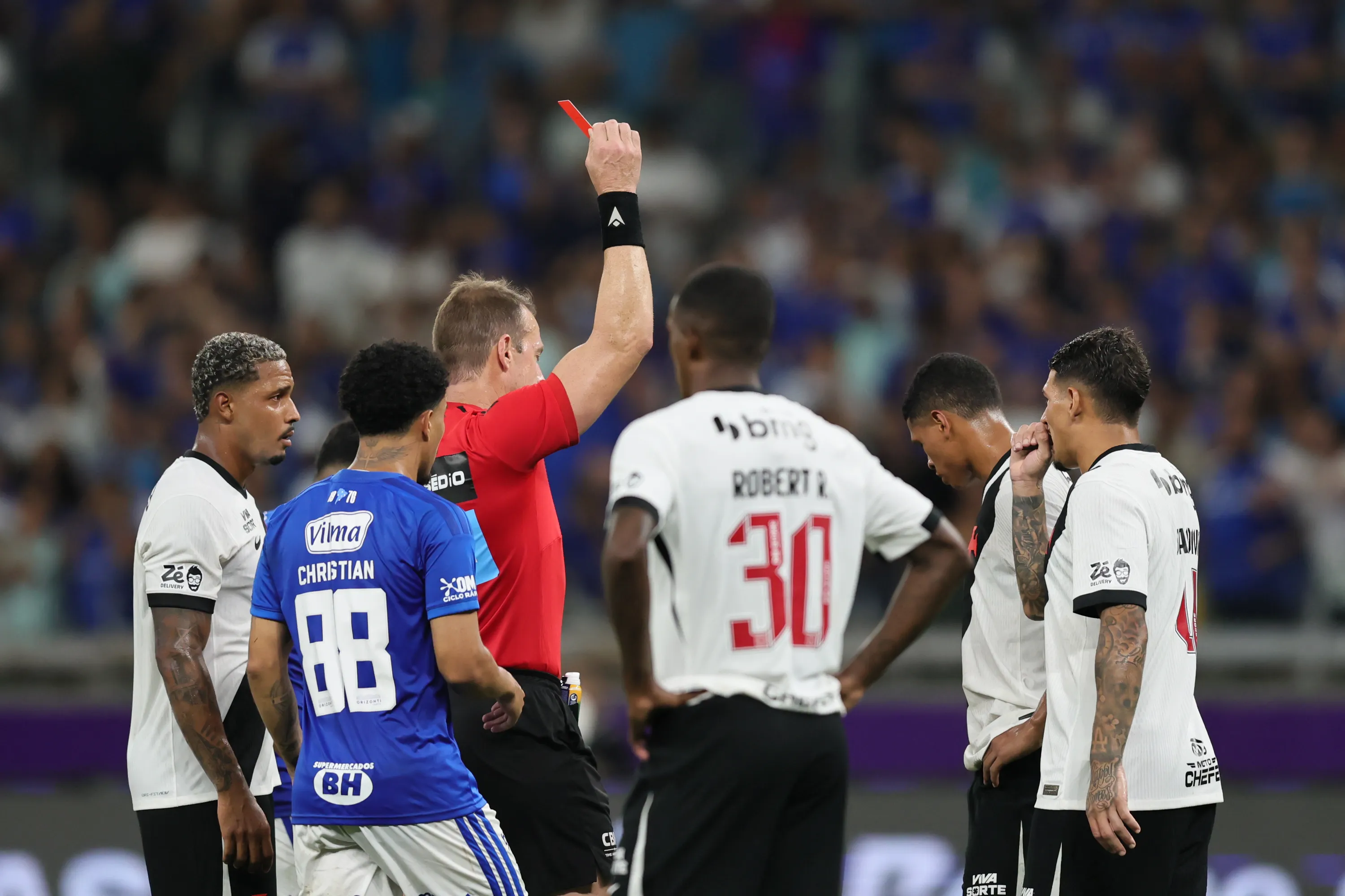 MG – BELO HORIZONTE – 15/03/2026 – BRASILEIRO A 2026, CRUZEIRO X VASCO – Cauan Barros jogador do Vasco recebe cartao vermelho do arbitro durante partida contra o Cruzeiro no estadio Mineirao pelo campeonato Brasileiro A 2026. Foto: Gilson Lobo/AGIF