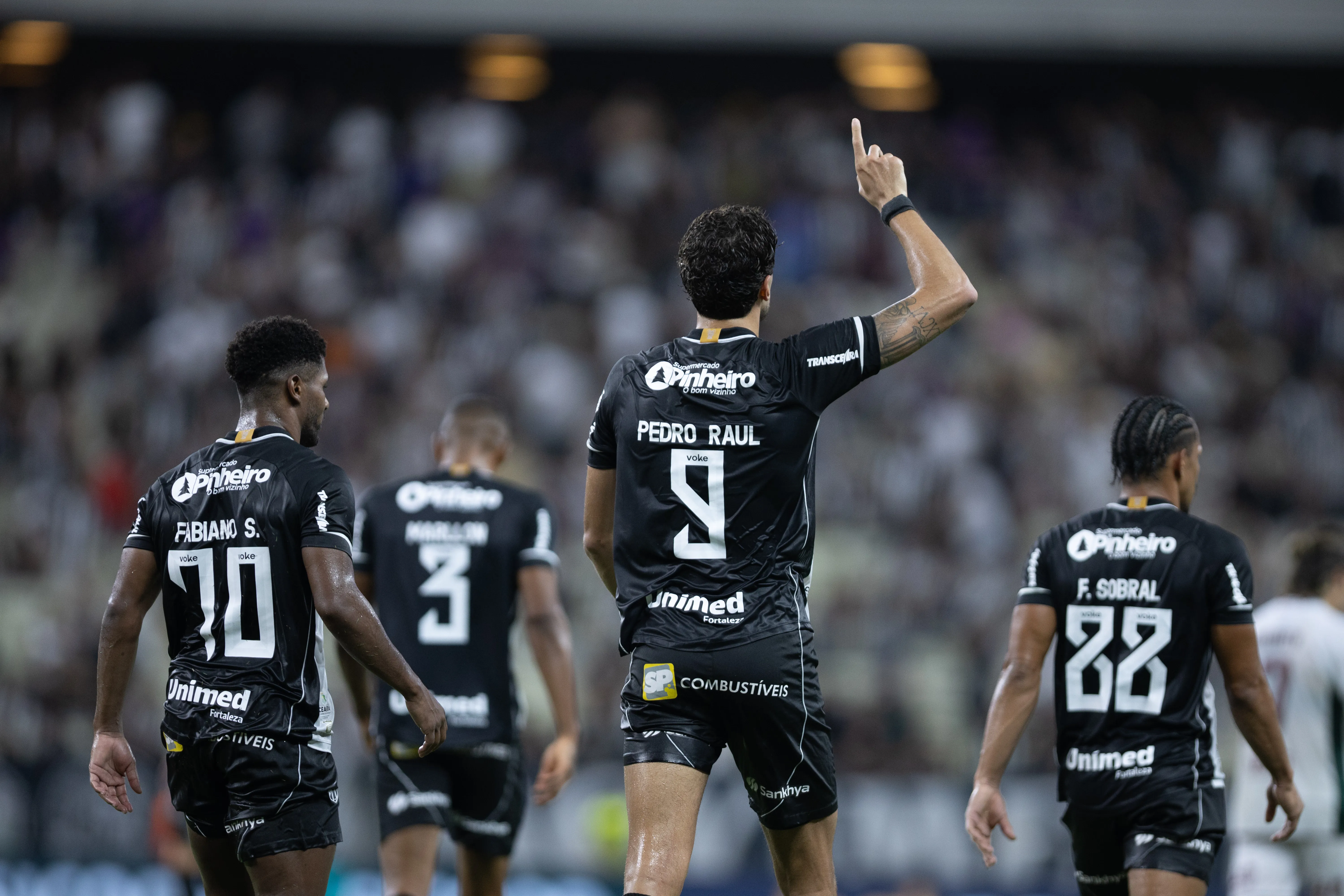 Pedro Raul  jogador do Ceara comemora seu gol durante partida contra o Fluminense no estadio Arena Castelao pelo campeonato Brasileiro A 2025. Foto: Baggio Rodrigues/AGIF
