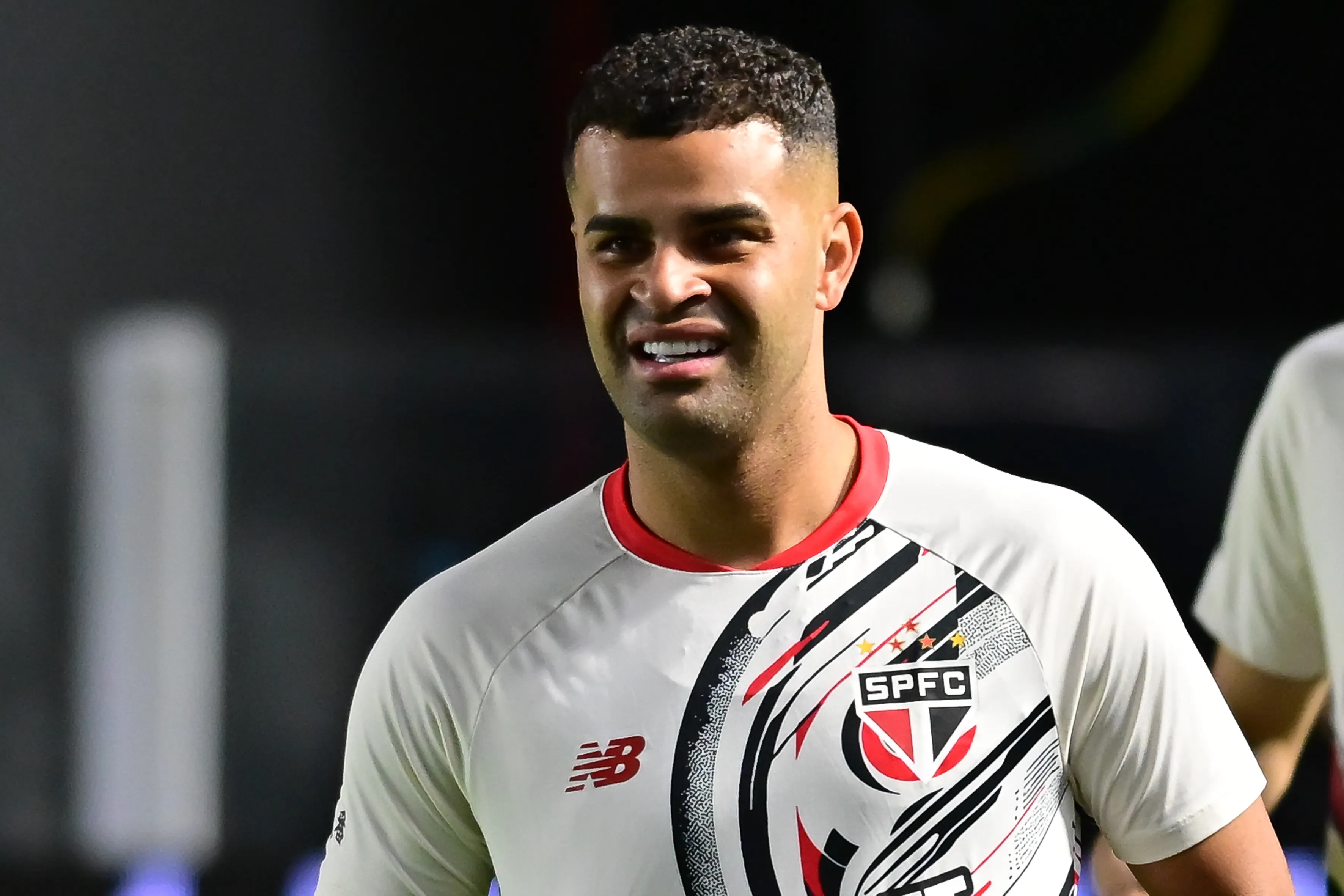 SP – SANTOS – 21/09/2025 – BRASILEIRO A 2025, SANTOS X SAO PAULO – Alisson jogador do Sao Paulo durante aquecimento antes da partida contra o Santos no estadio Vila Belmiro pelo campeonato Brasileiro A 2025. Foto: Jota Erre/AGIF