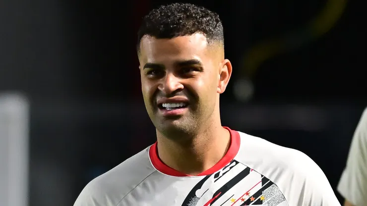 Alisson durante partida entre Santos e São Paulo no Campeonato Brasileiro de 2025.