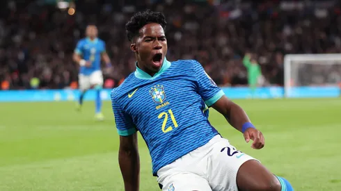 Endrick comemora gol marcado pela Seleção Brasileira. (Photo by Catherine Ivill/Getty Images)