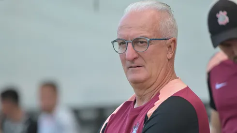 Dorival Jr. tecnico do Corinthians durante partida contra o Santos no estadio Vila Belmiro pelo campeonato Brasileiro A 2026. Foto: Jota Erre/AGIF