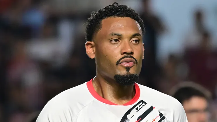 Sabino jogador do São Paulo durante aquecimento antes da partida contra o Internacional no estádio Vila Belmiro pelo campeonato Brasileiro A 2025. Foto: Jota Erre/AGIF