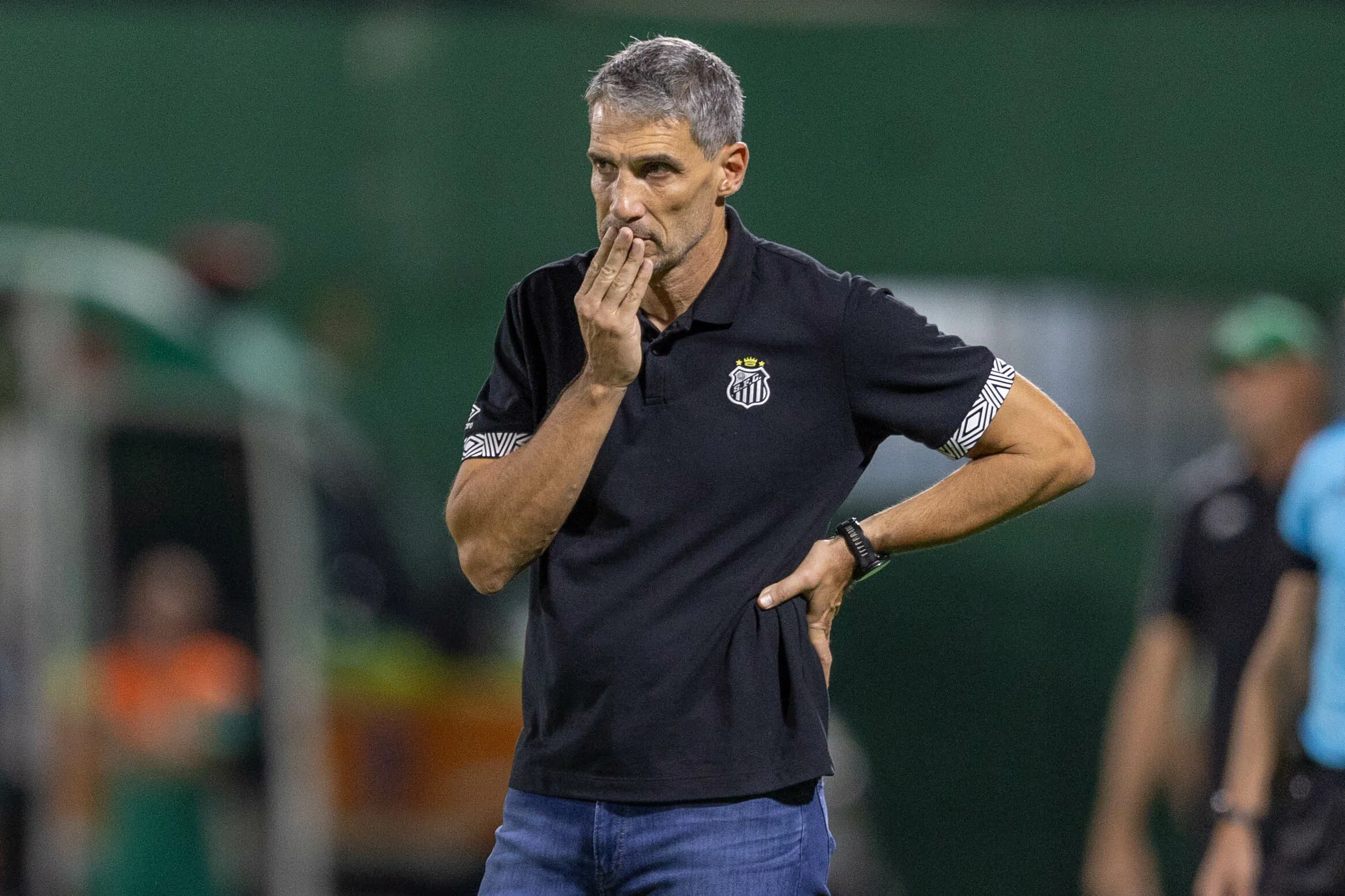 Juan Pablo Vojvoda, técnico do Santos, durante partida contra o Chapecoense – Foto: Liamara Polli/AGIF