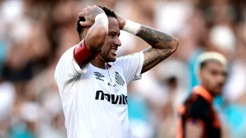 Neymar Jr jogador do Santos lamenta durante partida contra o Corinthians no estadio Vila Belmiro pelo campeonato Brasileiro A 2026. Foto: Marcello Zambrana/AGIF