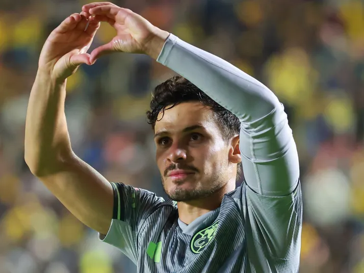 Veiga brilha fora e chama atenção do Palmeiras