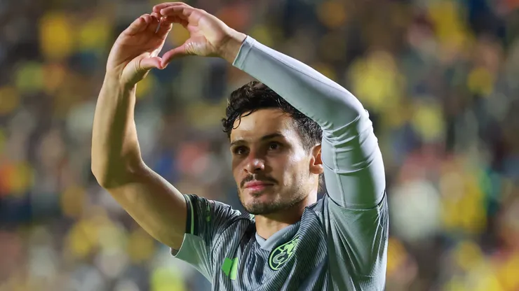 Raphael Veiga da América comemora marcar o primeiro gol de seu time durante a partida da 11ª rodada entre América e Mazatlan FC como parte do Torneo Clausura 2026 Liga MX no Estadio Ciudad de los Deportes em 15 de março de 2026 na Cidade do México, México. (Foto de Heitor Vivas/Getty Images)
