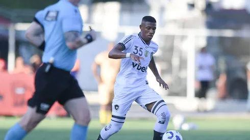 Danilo jogador do Botafogo durante partida contra o Vitoria no estadio Barradao pelo campeonato Brasileiro A 2025.