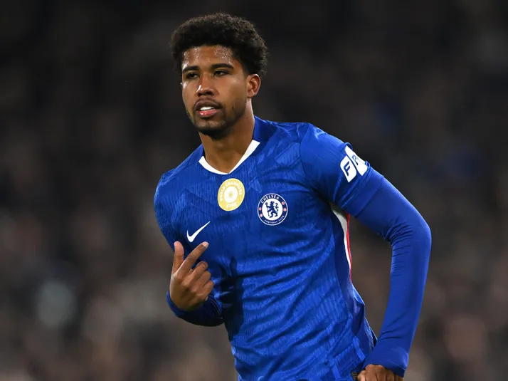 Andrey Santos, ex-Vasco, comemora evolução no Chelsea