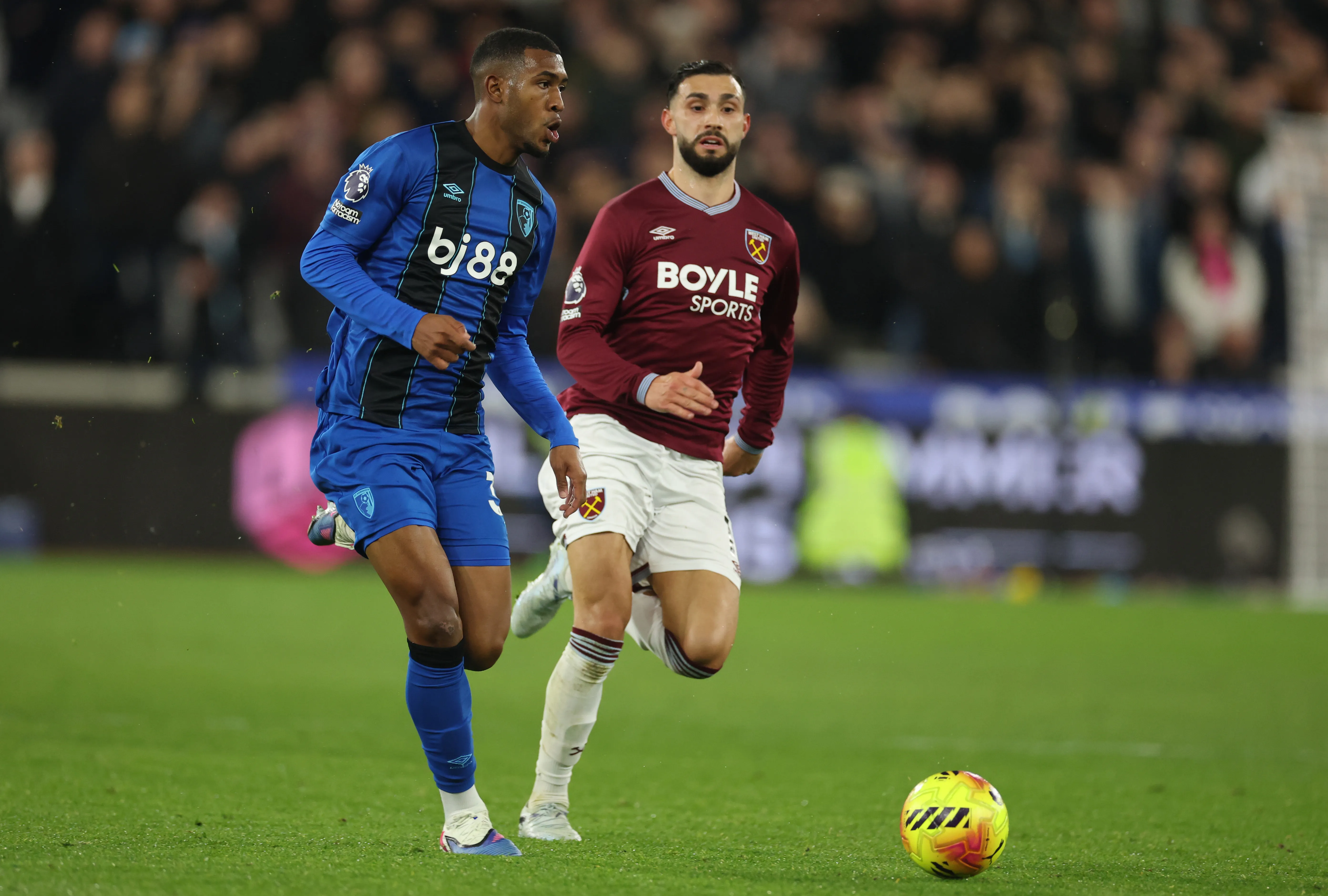 LONDON, ENGLAND – FEBRUARY 21: Rayan of AFC Bournemouth and Taty Castellanos  of West Ham United  during the Premier League match between West Ham United and Bournemouth at London Stadium on February 21, 2026 in London, England. (Photo by Richard Pelham/Getty Images)