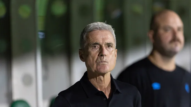 Luís Castro em Chapecoense x Grêmio pelo Brasileirão 2026. Foto: Liamara Polli/AGIF