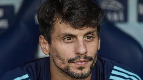 Rodrigo Caio membro da comissao tecnica do Flamengo durante partida contra o Sao Paulo no estadio Maracana pelo campeonato Brasileiro A 2025. Foto: Thiago Ribeiro/AGIF