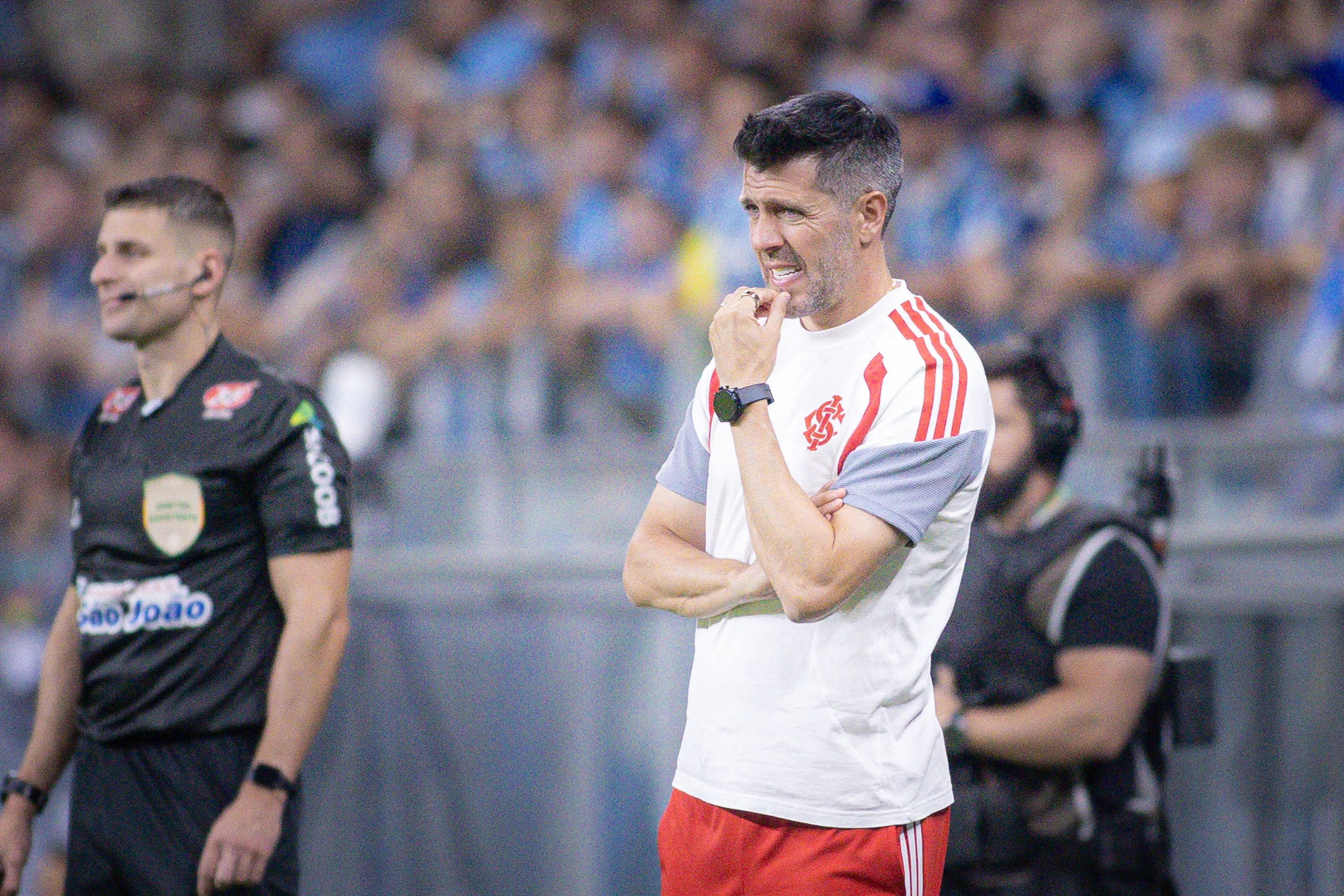 Paulo Pezzolano tecnico do Internacional durante partida contra o Gremio no estadio Arena do Gremio pelo campeonato Gaucho 2026. Foto: Maxi Franzoi/AGIF