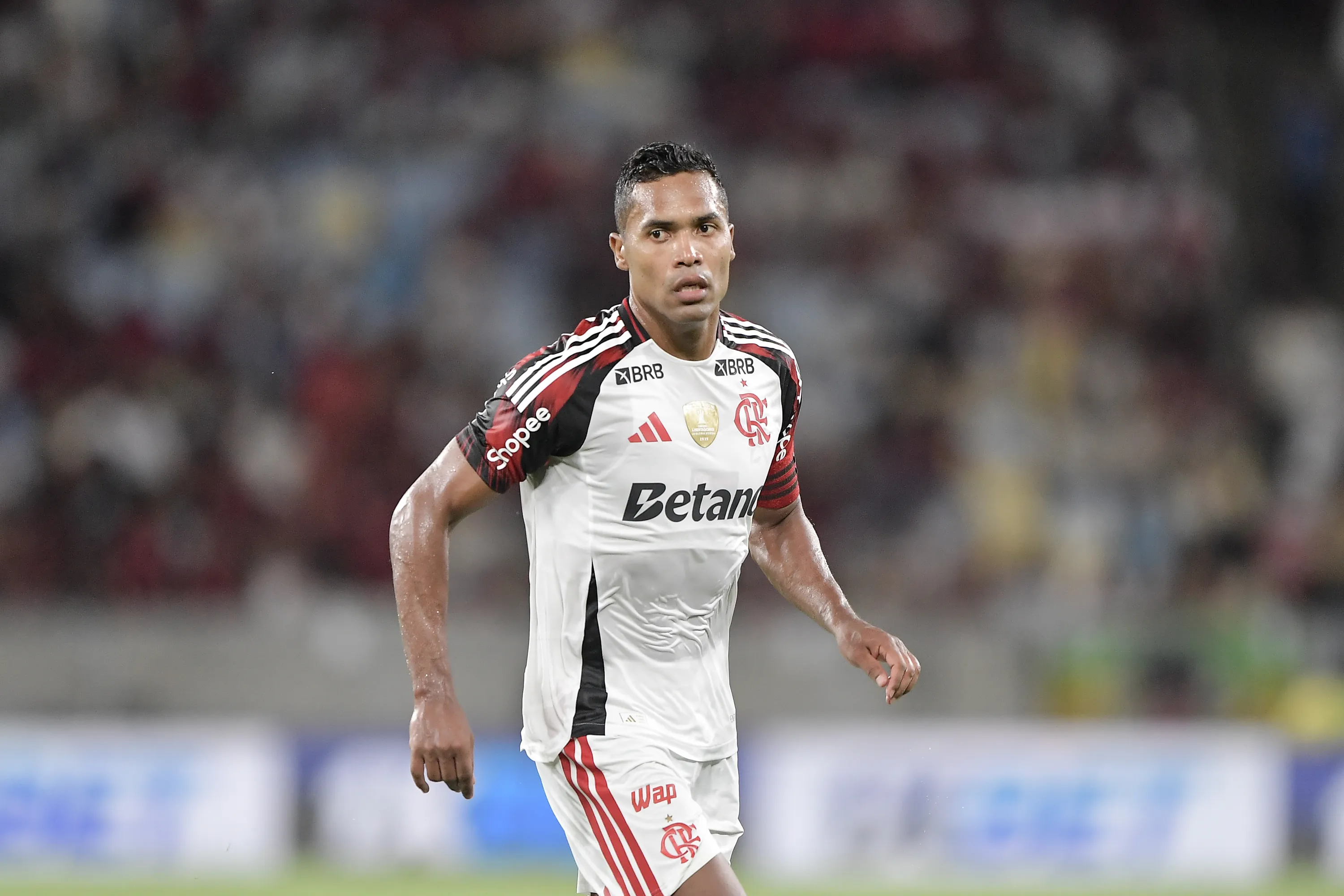 Alex Sandro jogador do Flamengo durante partida contra o Madureira no estadio Maracana pelo campeonato Carioca 2026. Foto: Thiago Ribeiro/AGIF