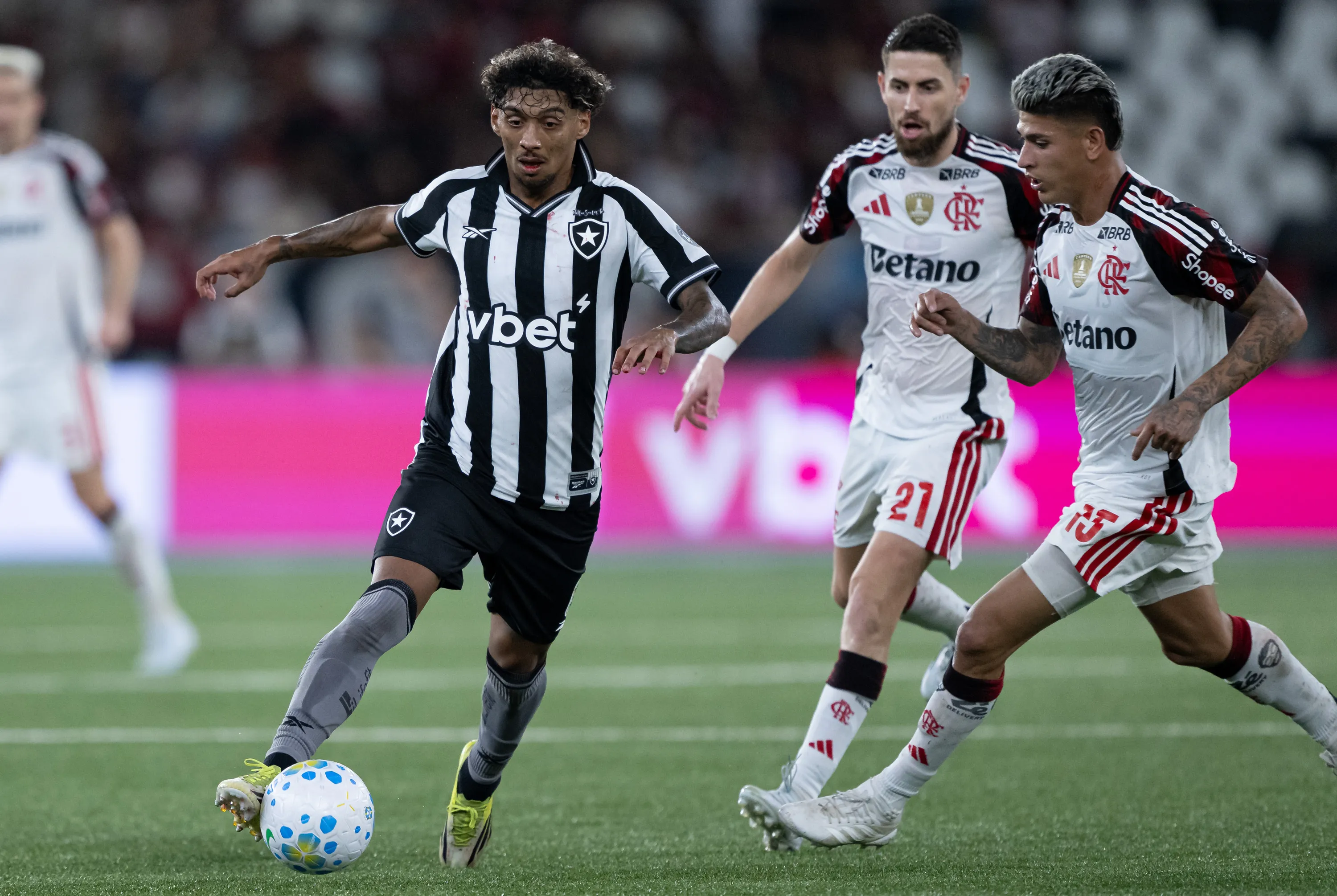 Medina, jogador do Botafogo, durante partida contra o Flamengo – Foto: Jorge Rodrigues/AGIF
