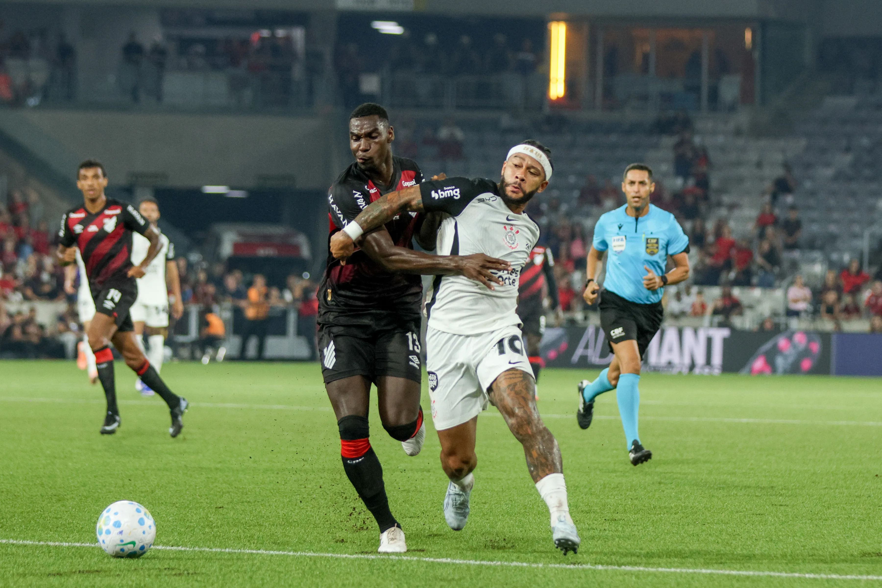 PR – CURITIBA – 19/02/2026 – BRASILEIRO A 2026, ATHLETICO-PR X CORINTHIANS – Teran jogador do Athletico-PR disputa lance com Memphis jogador do Corinthians durante partida no estadio Arena da Baixada pelo campeonato Brasileiro A 2026. Foto: Robson Mafra/AGIF