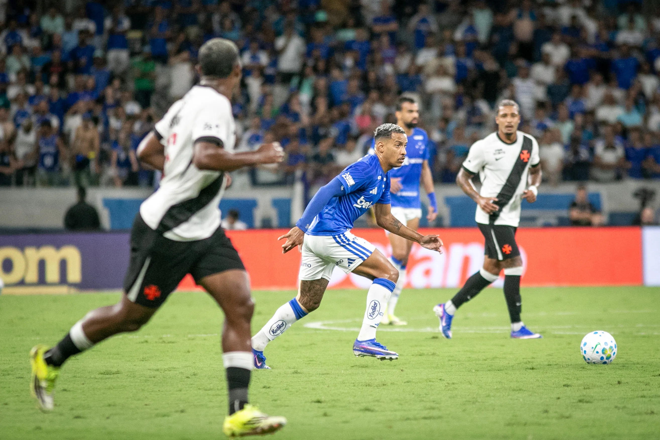 Matheus Pereira atuando em Vasco x Cruzeiro –  Fernando Moreno/AGIF