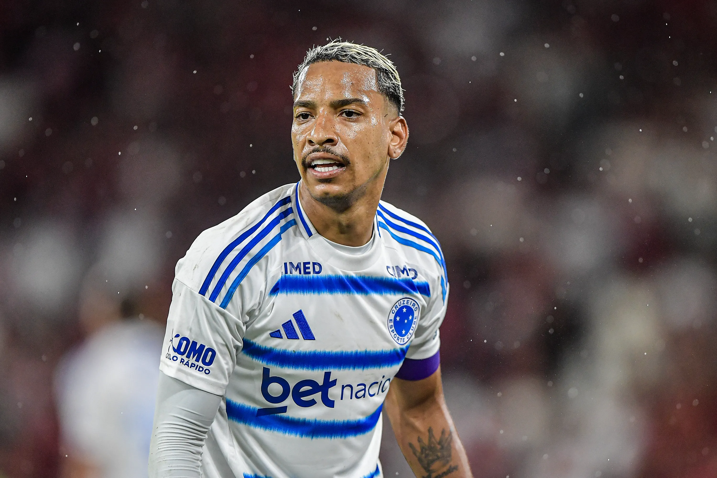 Matheus Pereira durante partida contra o Flamengo no Campeonato Brasileiro de 2026. Foto: Thiago Ribeiro/AGIF