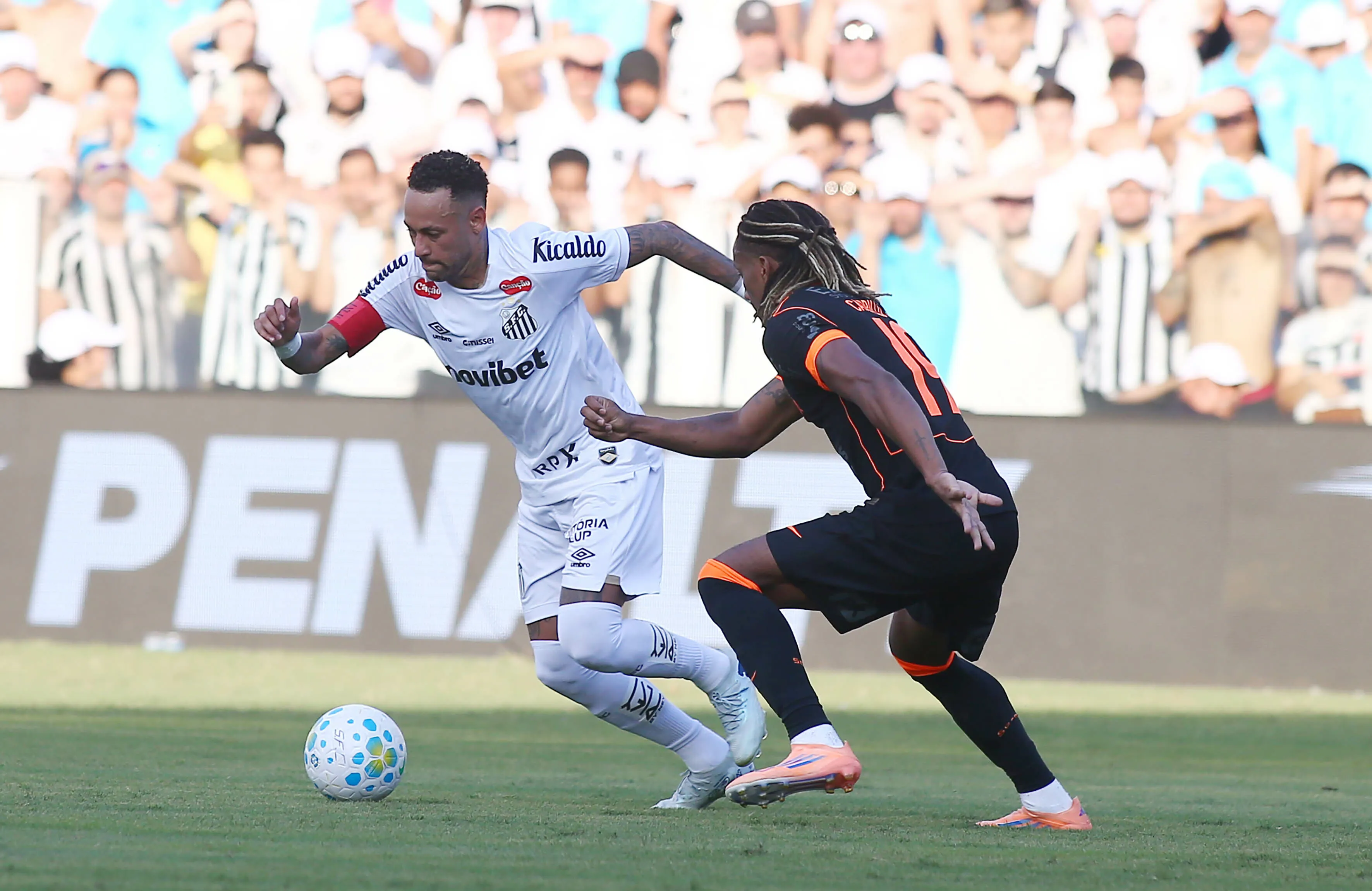 Neymar Jr jogador do Santos disputa lance com Andre Carrillo jogador do Corinthians durante partida no estadio Vila Belmiro pelo campeonato Brasileiro A 2026. Foto: Mauricio De Souza/AGIF
