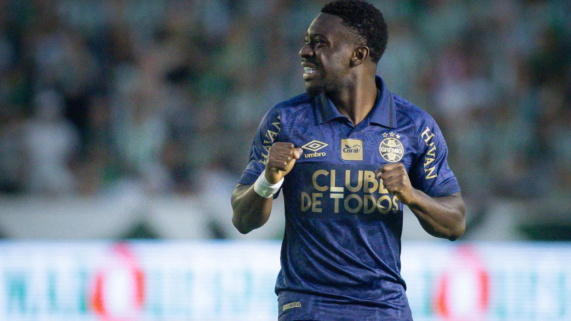 Amuzu, atacante do Grêmio